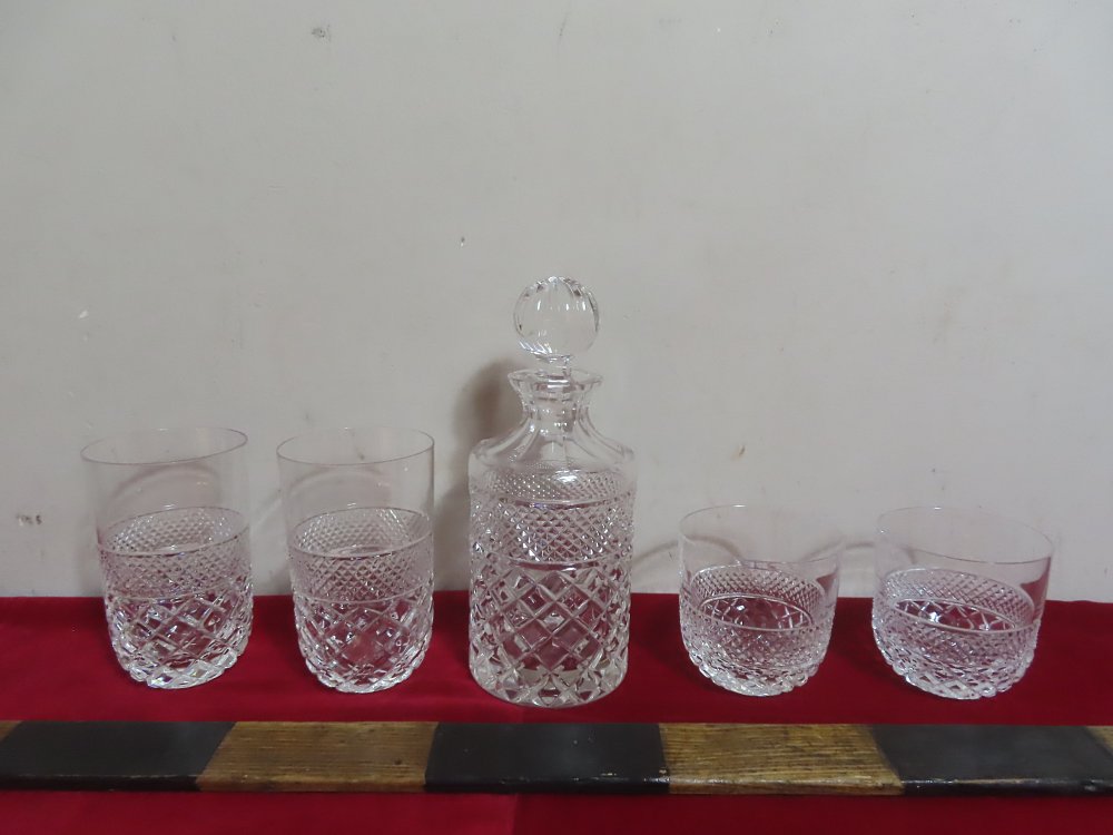 Karaffe mit Gläsern