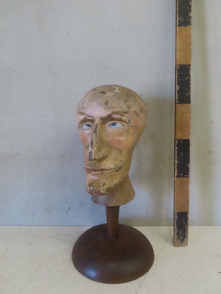 Expresivní figurální hlava na podstavci