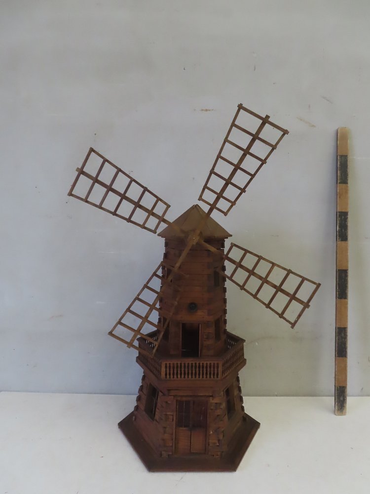 Hölzernes Modell einer Windmühle